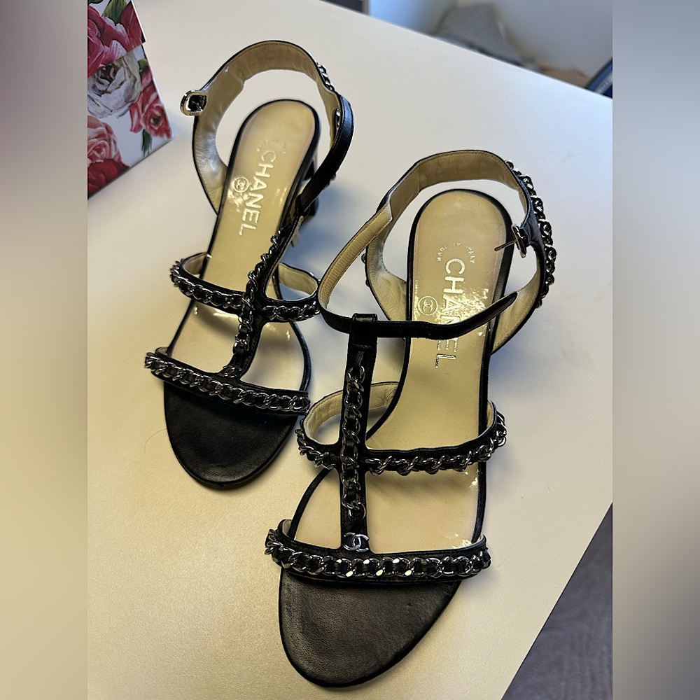 Woman’s CHANEL black classic chain heels